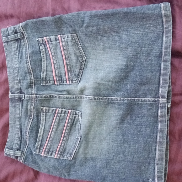 Super cute jean skirt size 4 old navy. Pink accent - Picture 4 of 4